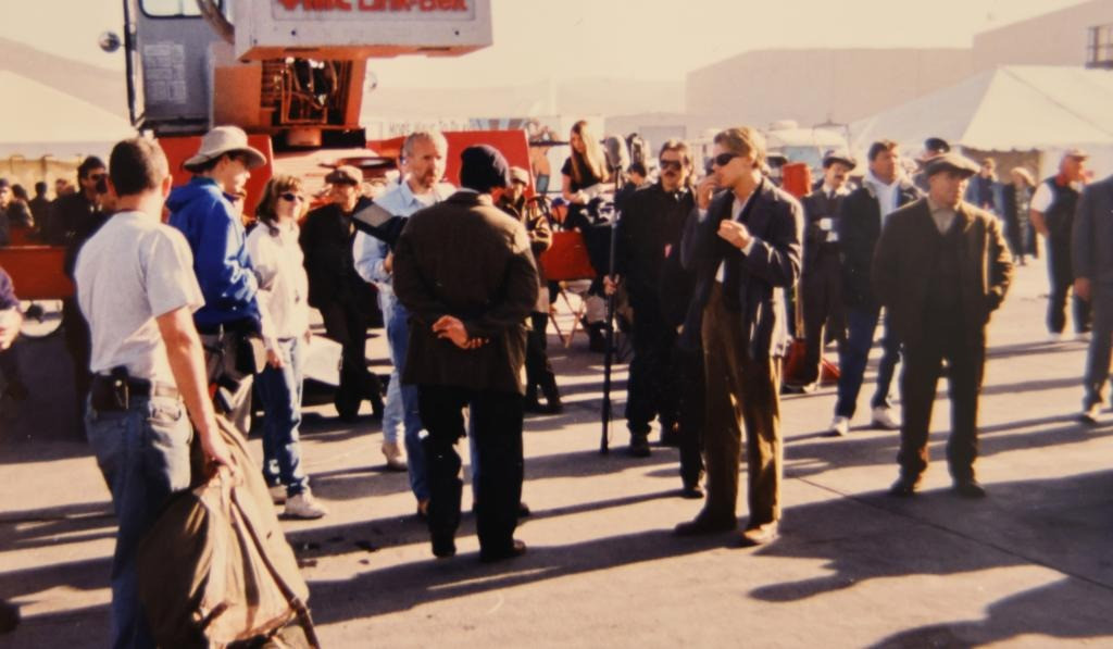 Leo mặc trang phục của nhân vật Jack Dawson nhưng đeo kính đen không hợp thời trong lúc nghe đạo diễn chỉ đạo cảnh quay. Leo mặc trang phục của nhân vật Jack Dawson nhưng đeo kính đen không hợp thời trong lúc nghe đạo diễn chỉ đạo cảnh quay.