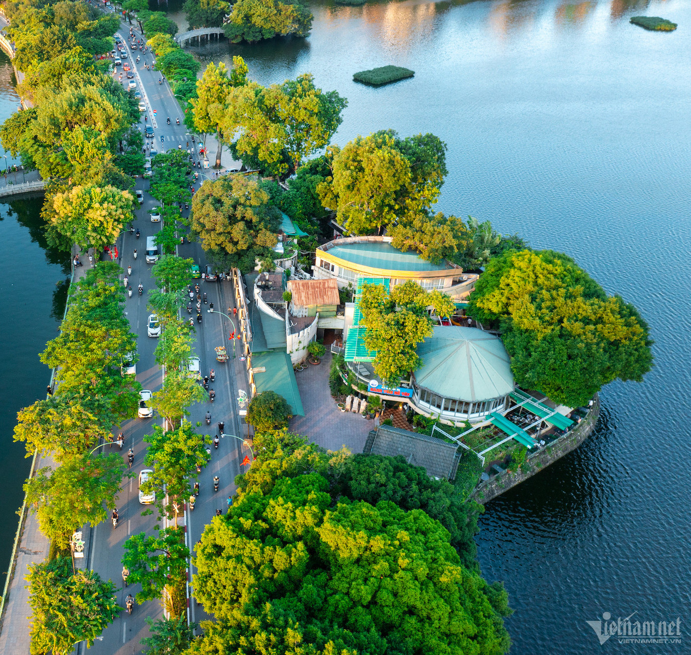 Nằm đối diện chùa Trấn Quốc, ngự trên mặt hồ Trúc Bạch là Nhà hàng Bánh Tôm Hồ Tây, một trong những địa điểm ẩm thực nổi tiếng ở Hà Nội, đặc trưng của nền văn hóa ẩm thực Thăng Long. Nằm đối diện chùa Trấn Quốc, ngự trên mặt hồ Trúc Bạch là Nhà hàng Bánh Tôm Hồ Tây, một trong những địa điểm ẩm thực nổi tiếng ở Hà Nội, đặc trưng của nền văn hóa ẩm thực Thăng Long.