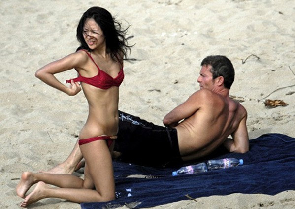 Bức ảnh trang phục không chỉnh tề trên bãi biển khiến sự nghiệp Chương Tử Di tại quê nhà chao đảo.