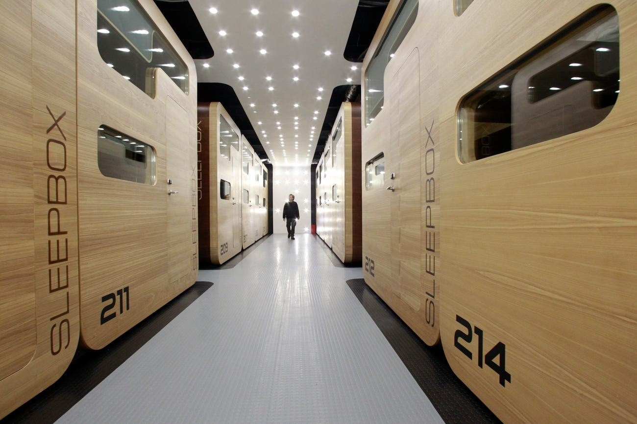 Năm 2013, ký túc xá siêu nhỏ đầu tiên ở Moscow cung cấp chỗ ở cho hơn 100 người trong các phòng ngủ khép kín được chế tạo sẵn gọi là hộp ngủ (Ảnh: Reuters/Sergei Karpukhin). Năm 2013, ký túc xá siêu nhỏ đầu tiên ở Moscow cung cấp chỗ ở cho hơn 100 người trong các phòng ngủ khép kín được chế tạo sẵn gọi là hộp ngủ (Ảnh: Reuters/Sergei Karpukhin).