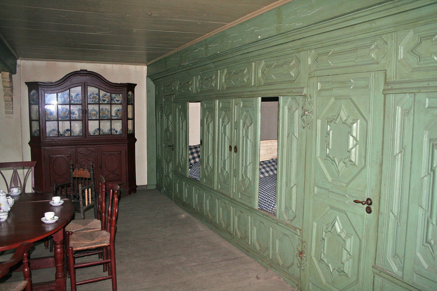 Giường hộc ở Đức được sử dụng phổ biến trong nhà cho đến cuối thế kỷ 19, được trưng bày trong các bảo tàng (Ảnh trái: Heinz-Josef Lücking - Ảnh phải: Christine Stapf). Giường hộc ở Đức được sử dụng phổ biến trong nhà cho đến cuối thế kỷ 19, được trưng bày trong các bảo tàng (Ảnh trái: Heinz-Josef Lücking - Ảnh phải: Christine Stapf).