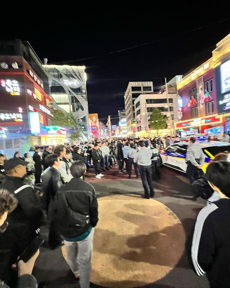 Cảnh sát cấm Ah In tiếp tục hành vi không đứng đắn nơi công cộng. Cảnh sát cấm Ah In tiếp tục hành vi không đứng đắn nơi công cộng.