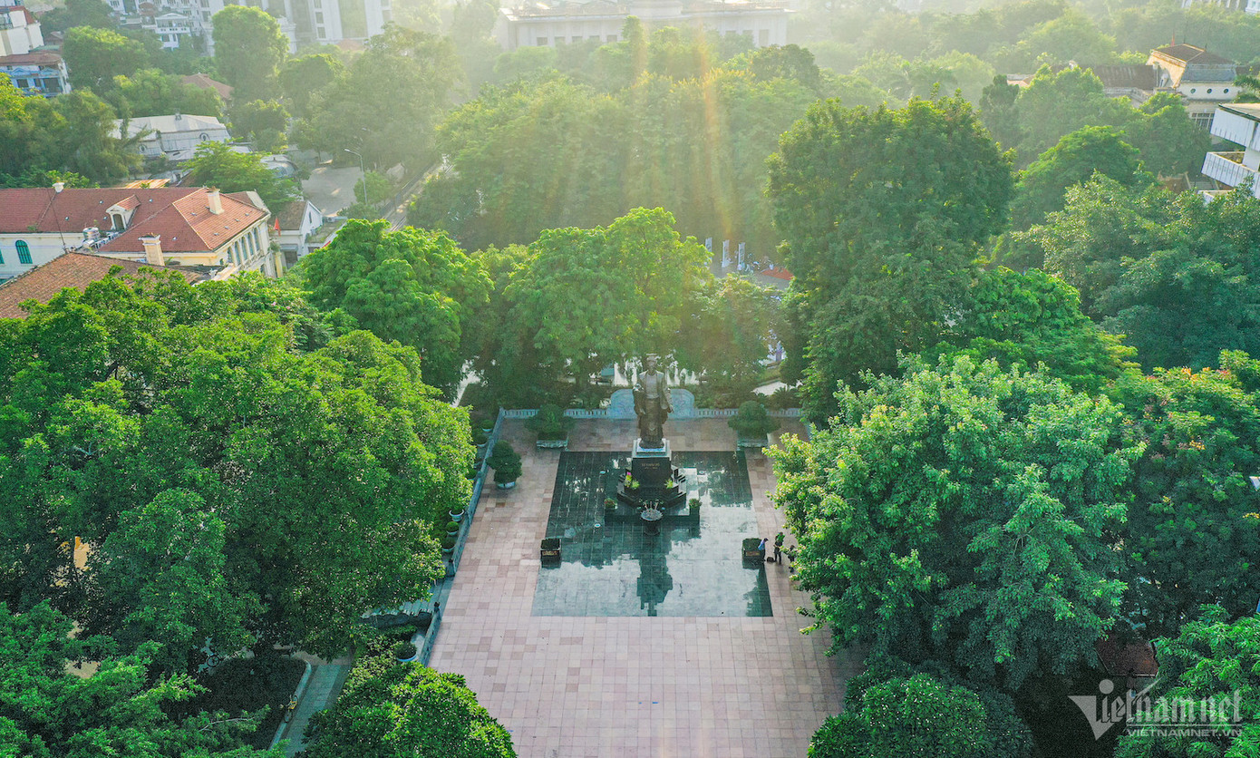 Tượng đài Vua Lý Thái Tổ được đặt tại vườn hoa Lý Thái Tổ, đường Đinh Tiên Hoàng. Đây là một công trình kiến trúc văn hóa đẹp, nhằm tôn vinh Vua Lý Thái Tổ (974 - 1028), người có công khai sáng kinh thành Thăng Long. Tượng đài Vua Lý Thái Tổ được đặt tại vườn hoa Lý Thái Tổ, đường Đinh Tiên Hoàng. Đây là một công trình kiến trúc văn hóa đẹp, nhằm tôn vinh Vua Lý Thái Tổ (974 - 1028), người có công khai sáng kinh thành Thăng Long.