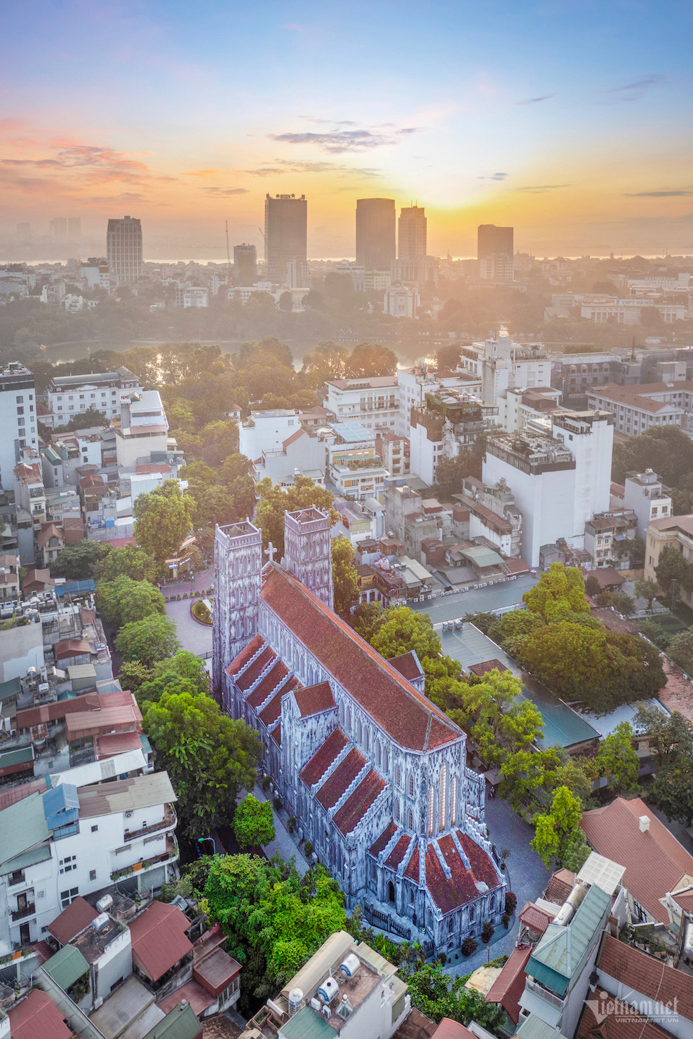 Nhà thờ lớn Hà Nội có tên đầy đủ chính thức là Nhà thờ chính tòa thánh Giuse, nằm ngay ngã ba Nhà Chung, phố Nhà thờ và phố Lý Quốc Sư (quận Hoàn Kiếm). Đây không chỉ là nơi diễn ra các sinh hoạt tín ngưỡng của các giáo dân thuộc Tổng giáo phận Hà Nội mà là điểm đến tham quan của du khách khi ghé thăm Thủ đô. Ảnh bên phải là phố Tràng Tiền. Trước đây, tuyến phố này là một con đường dài, phía Đông giáp cửa ô Tây Long (nay là Nhà hát Lớn), phía Tây giáp phủ Chúa Trịnh, thông ra bến sông Hồng và căn cứ Đồn Thủy. Đoạn đường này đi qua địa phận 3 thôn gồm Cựu Lâu, Thạch Trần, Tây Long của tổng Phúc Lâm (Hữu Túc), huyện Thọ Xương cũ. Đến năm 1908, vua Gia Long cho xây dựng một xưởng đúc tiền tại đây với tên chữ là Bảo Tuyền Cục mà người dân quen gọi là Tràng Tiền. Nhà thờ lớn Hà Nội có tên đầy đủ chính thức là Nhà thờ chính tòa thánh Giuse, nằm ngay ngã ba Nhà Chung, phố Nhà thờ và phố Lý Quốc Sư (quận Hoàn Kiếm). Đây không chỉ là nơi diễn ra các sinh hoạt tín ngưỡng của các giáo dân thuộc Tổng giáo phận Hà Nội mà là điểm đến tham quan của du khách khi ghé thăm Thủ đô. Ảnh bên phải là phố Tràng Tiền. Trước đây, tuyến phố này là một con đường dài, phía Đông giáp cửa ô Tây Long (nay là Nhà hát Lớn), phía Tây giáp phủ Chúa Trịnh, thông ra bến sông Hồng và căn cứ Đồn Thủy. Đoạn đường này đi qua địa phận 3 thôn gồm Cựu Lâu, Thạch Trần, Tây Long của tổng Phúc Lâm (Hữu Túc), huyện Thọ Xương cũ. Đến năm 1908, vua Gia Long cho xây dựng một xưởng đúc tiền tại đây với tên chữ là Bảo Tuyền Cục mà người dân quen gọi là Tràng Tiền.