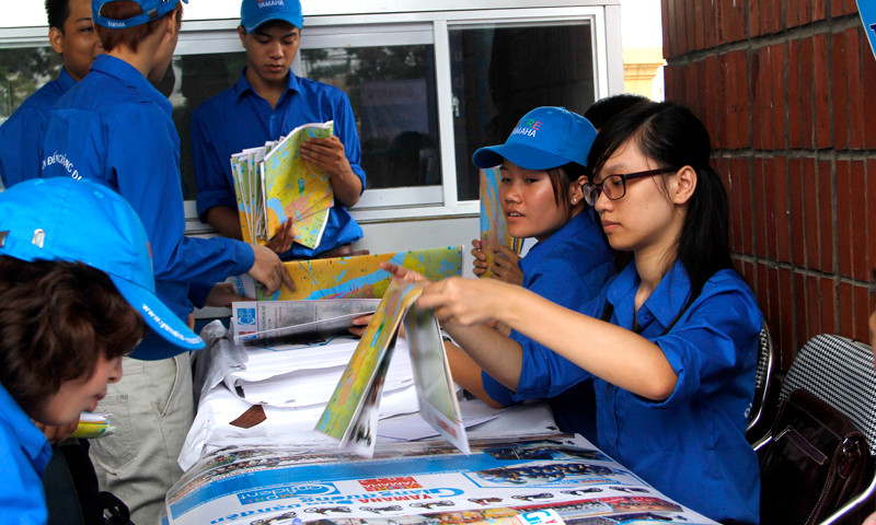 Những tờ bản đồ được gấp ngay ngắn đợi tới tay những người cần có