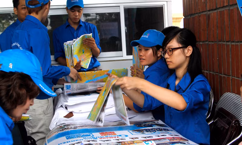 Những tờ bản đồ được gấp ngay ngắn đợi tới tay những người cần có