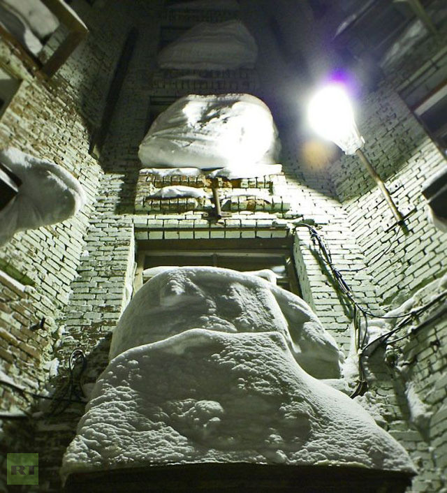 Tuyết đang chôn vùi nhiều ngôi nhà ở Nga trong mùa đông năm nay. Tuyết đang chôn vùi nhiều ngôi nhà ở Nga trong mùa đông năm nay