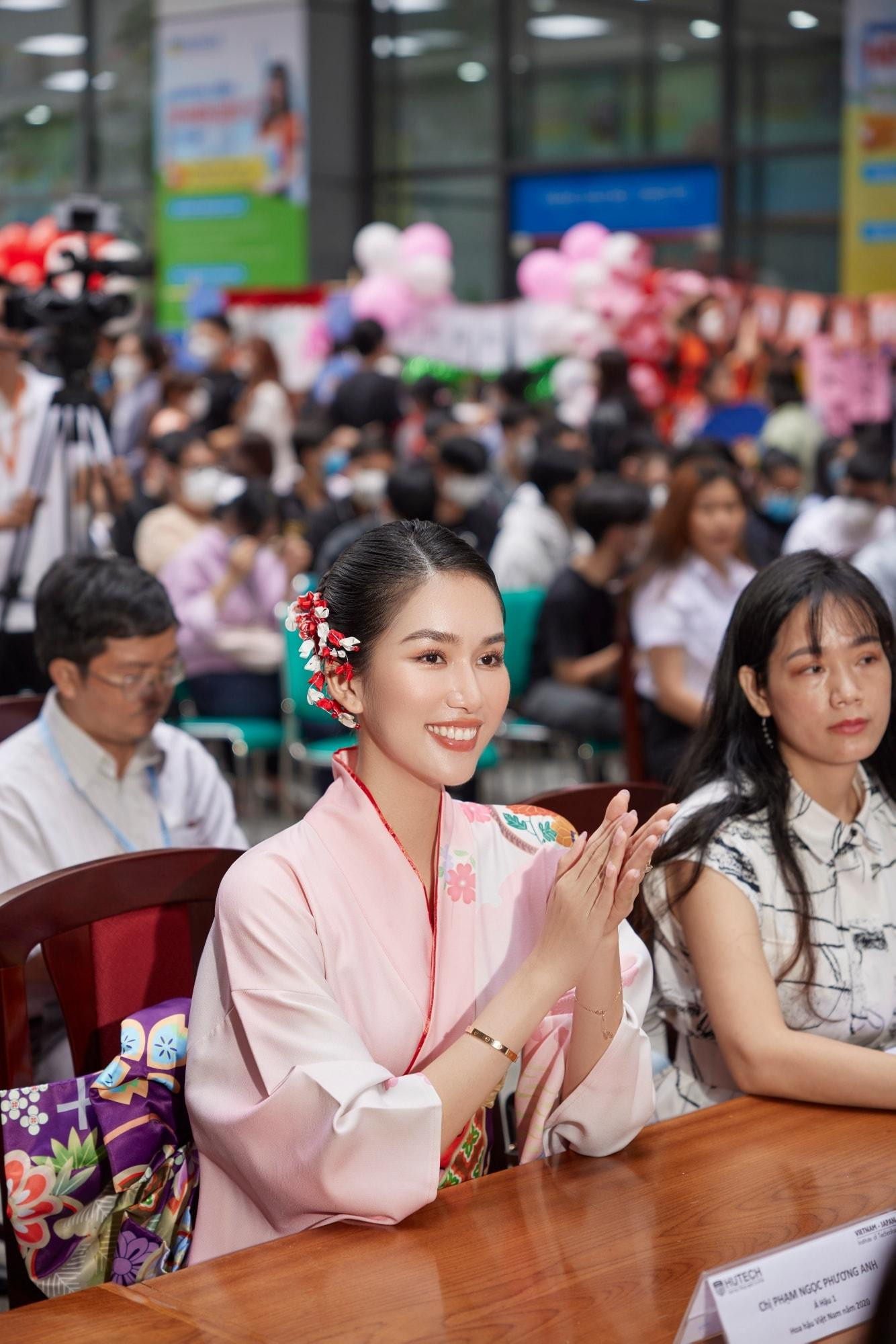 Á hậu Phương Anh hoá thân thành cô gái Nhật Bản xinh đẹp và yêu kiều. Á hậu Phương Anh hoá thân thành cô gái Nhật Bản xinh đẹp và yêu kiều.