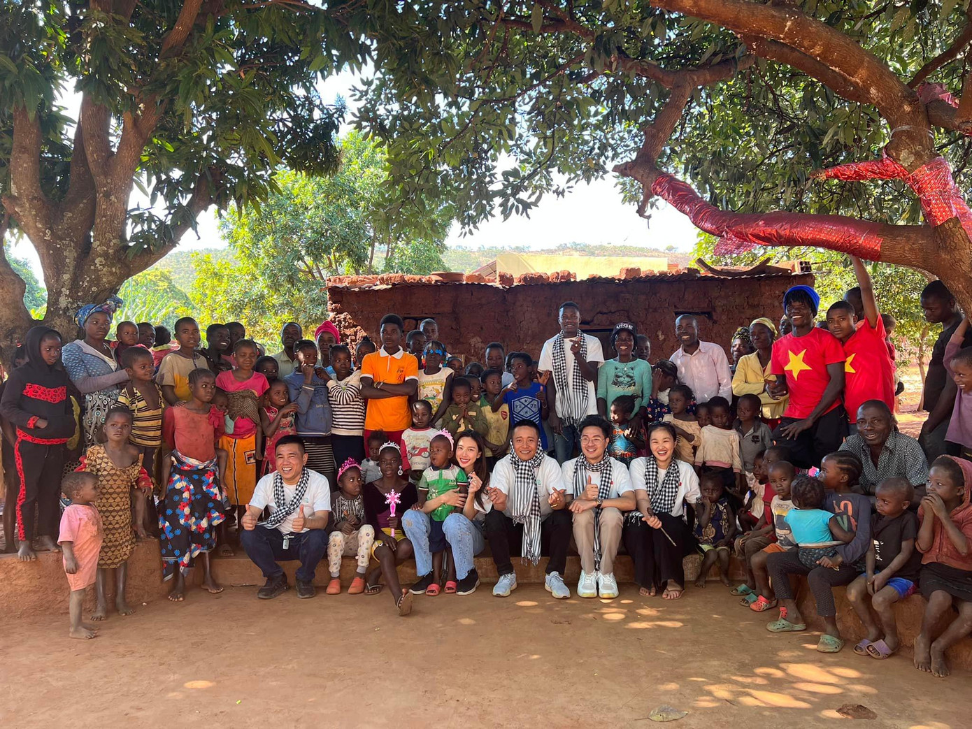 Thùy Tiên chia sẻ: “Đi đến nhiều nơi, để Tiên biết được rằng mình phải cố gắng thật nhiều hơn nữa, để có thể giúp đỡ nhiều người hơn nữa. Để cho “Miss Grand International - Hoa hậu Hoà bình Quốc tế” không chỉ đơn giản là một danh xưng, đó còn là trọng trách, là sứ mệnh".