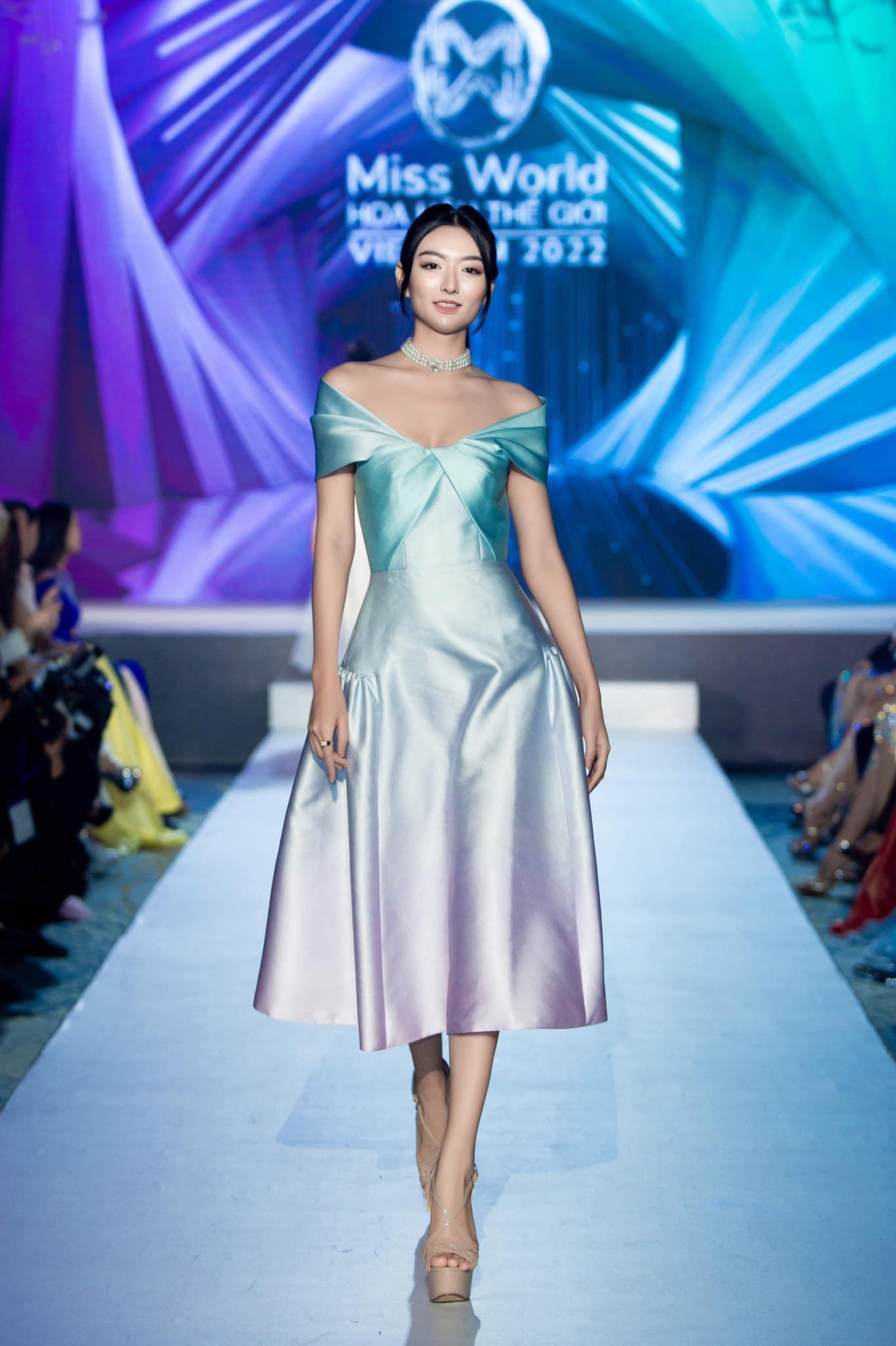 Thí sinh Hồng Xuân Mai khoe vai trần yêu kiều, nuột nà.