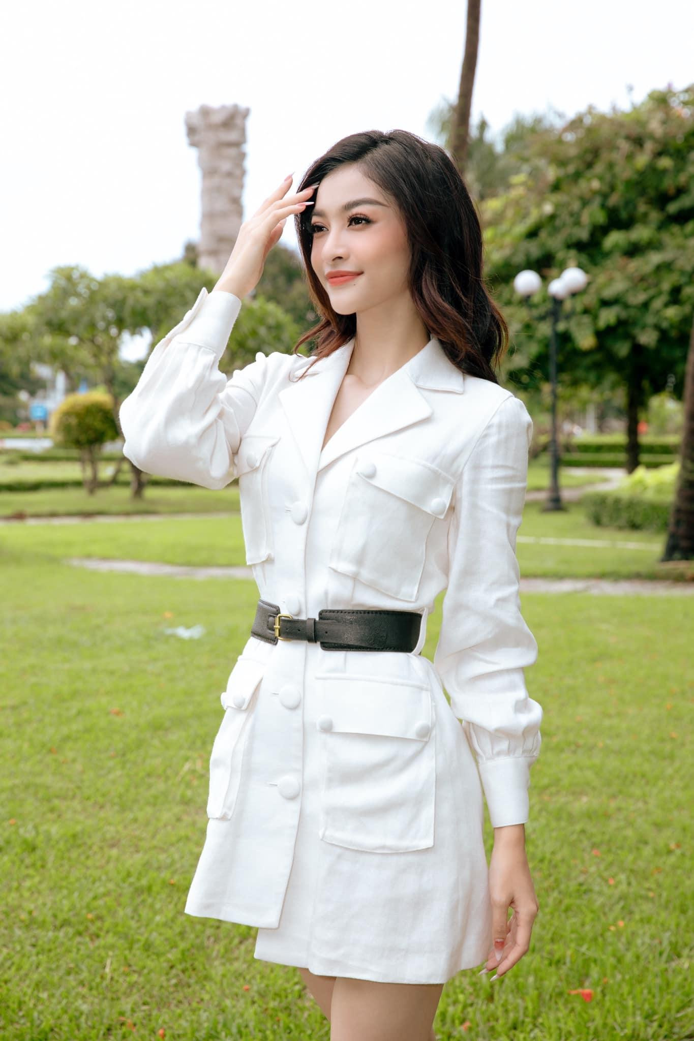 Á hậu Kiều Loan thanh lịch và duyên dáng với bộ váy trắng kín đáo. Á hậu Kiều Loan thanh lịch và duyên dáng với bộ váy trắng kín đáo.