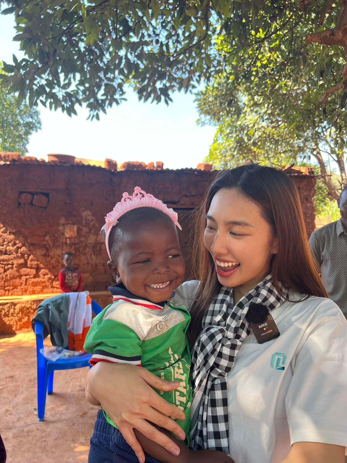 Cô đặc biệt dành sự quan tâm đến các em nhỏ đang sinh sống tại đây.