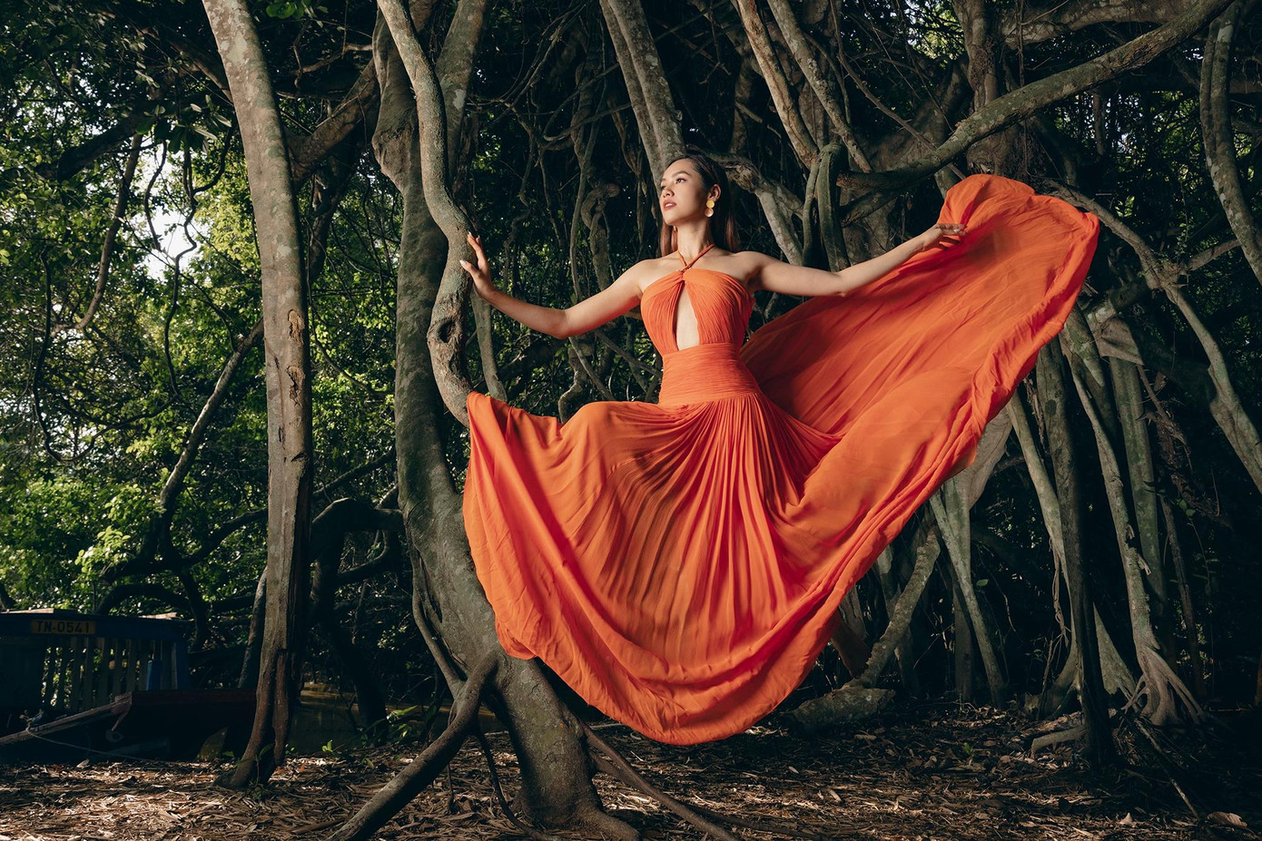 Người đẹp còn ghi lại những khoảnh khắc ấn tượng khi thăm thú một khu rừng bí ẩn ở bên sông.