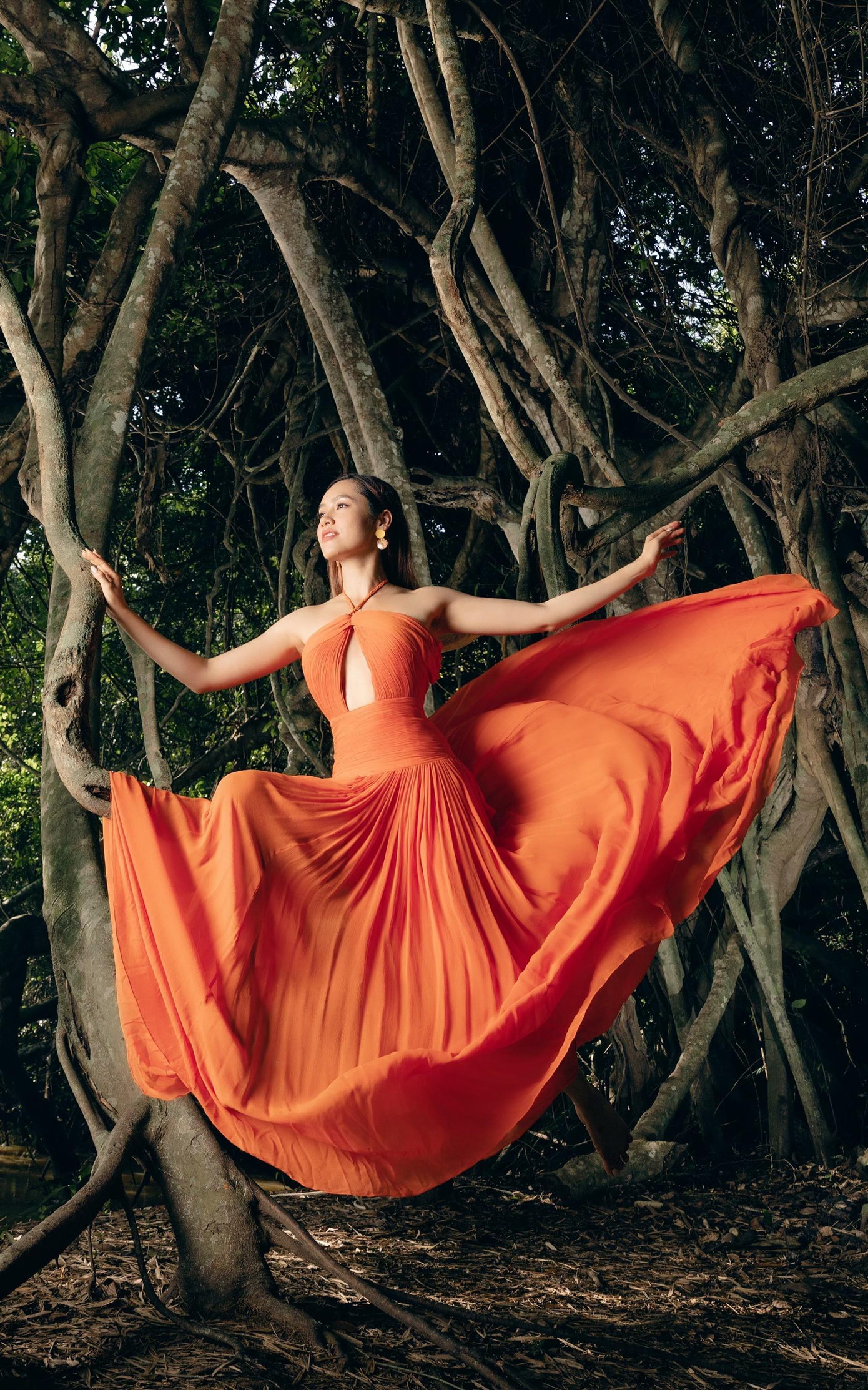 Thiết kế với chi tiết xẻ chân ngực tinh tế giúp Hoàng My khoe khéo vẻ đẹp quyến rũ, bí ẩn.