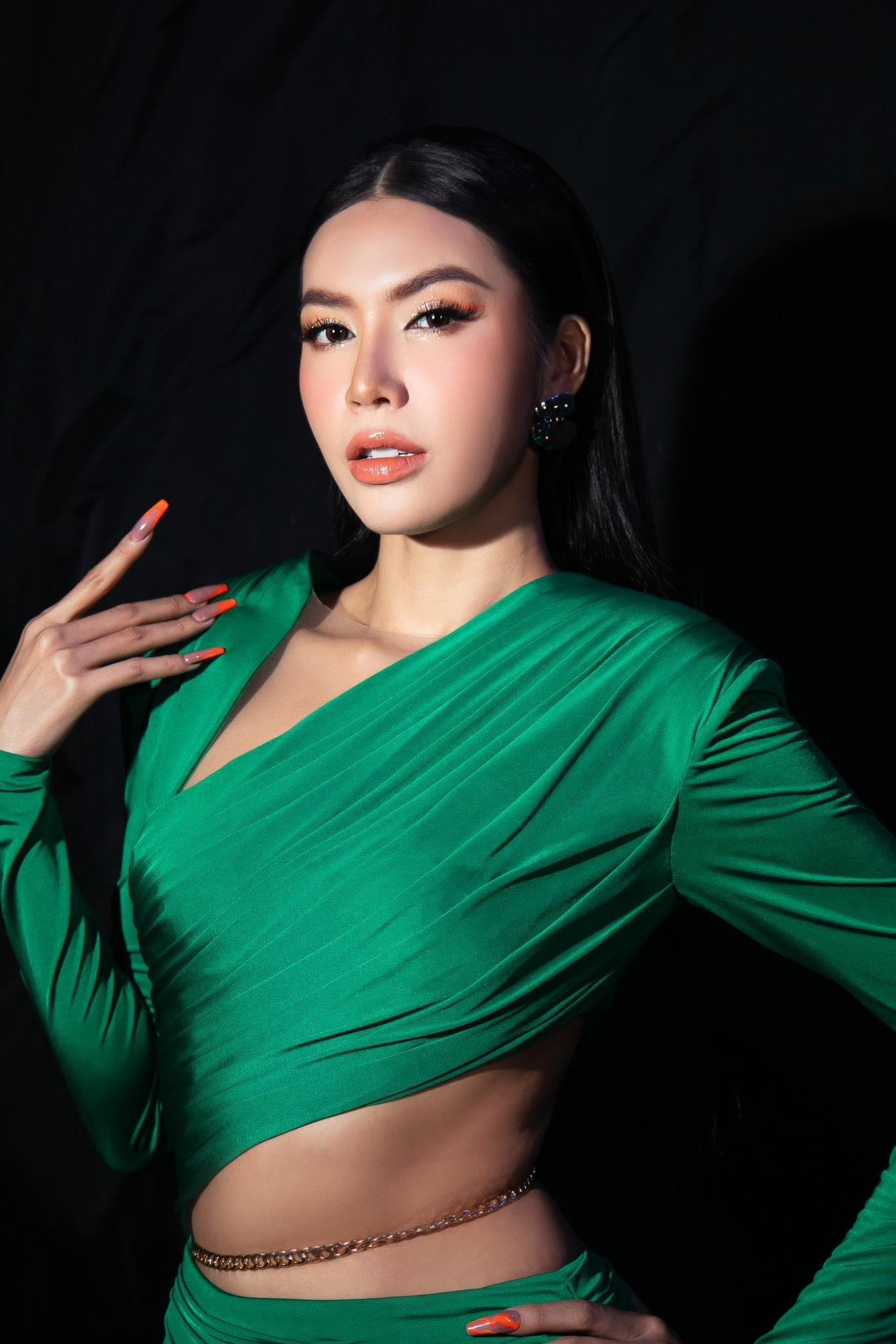 Thiết kế với những đường cut-out táo bạo ở vòng 2 giúp Minh Tú khoe vòng eo 'con kiến' sexy. Thiết kế với những đường cut-out táo bạo ở vòng 2 giúp Minh Tú khoe vòng eo 'con kiến' sexy.