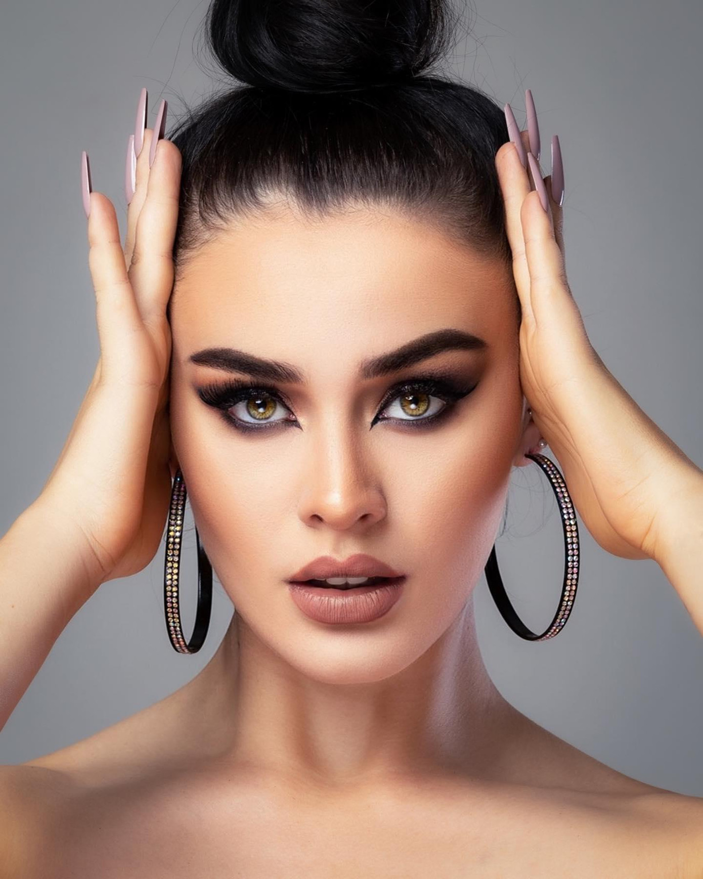 Lu-Juan Mzyk đã được nhận vương miện từ người tiền nhiệm là Hoa hậu Hoà bình Nam Phi 2021 Jeane van Dam.