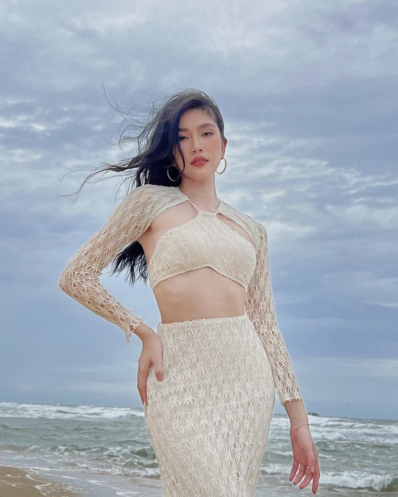 Nàng Á hậu học giỏi Phương Anh cũng không thể bỏ qua mốt váy áo đang được ưa chuộng này.