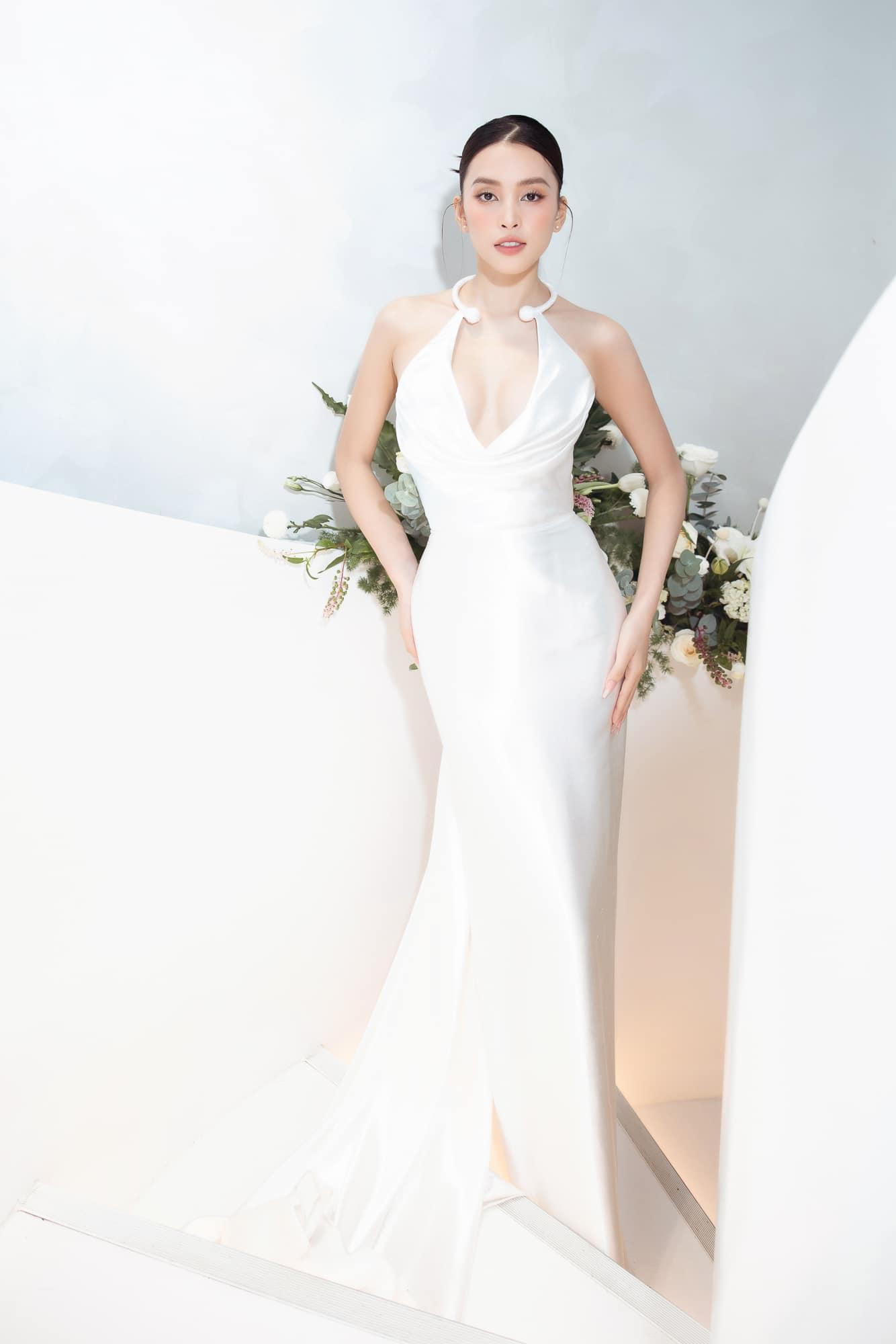 Mới đây khi xuất hiện tại một sự kiện, Hoa hậu Tiểu Vy diện bộ váy đuôi cá màu trắng khoe trọn đường cong quyến rũ. Mới đây khi xuất hiện tại một sự kiện, Hoa hậu Tiểu Vy diện bộ váy đuôi cá màu trắng khoe trọn đường cong quyến rũ.