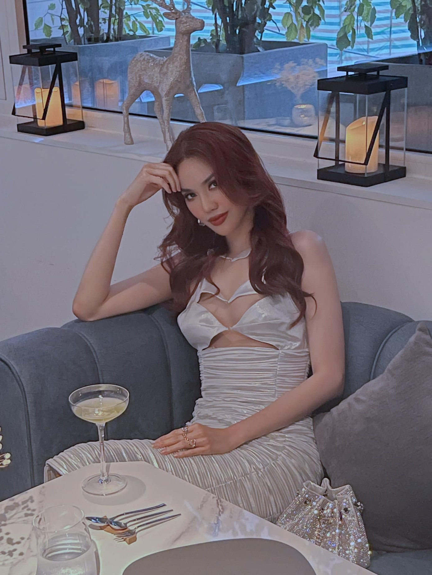 Hoa khôi Lan Khuê mặc váy xẻ chân ngực khoe nhan sắc nóng bỏng của 'gái 1 con'. Hoa khôi Lan Khuê mặc váy xẻ chân ngực khoe nhan sắc nóng bỏng của 'gái 1 con'.