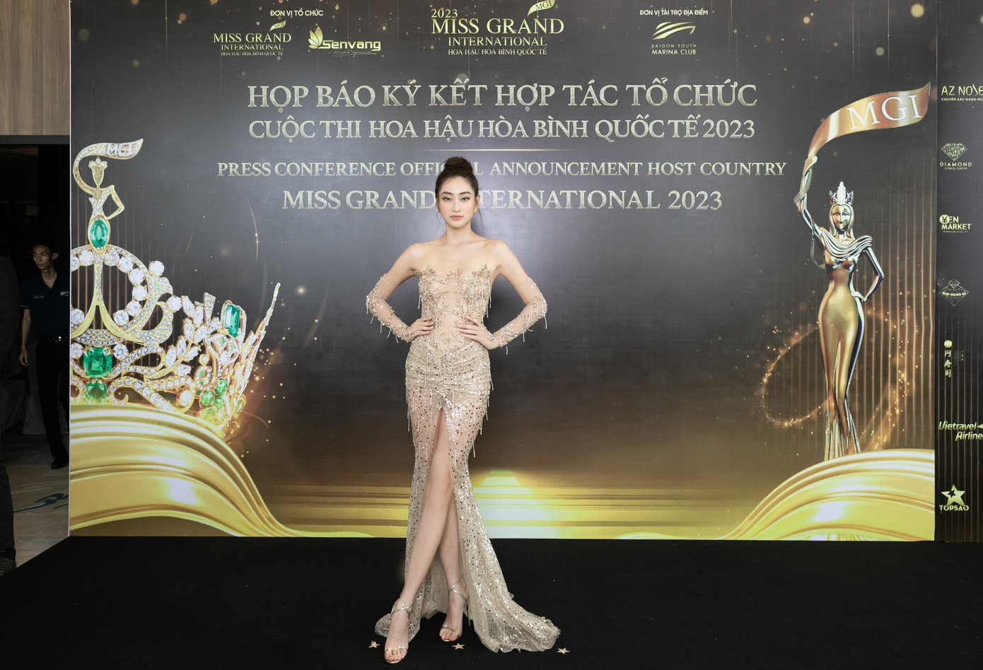 Thiết kế này trước đó từng được Hoa hậu Lương Thùy Linh mặc tại buổi họp báo ký kết hợp tác tổ chức cuộc thi Miss Grand International - Hoa hậu Hòa bình Quốc tế 2023 tại TP. HCM.