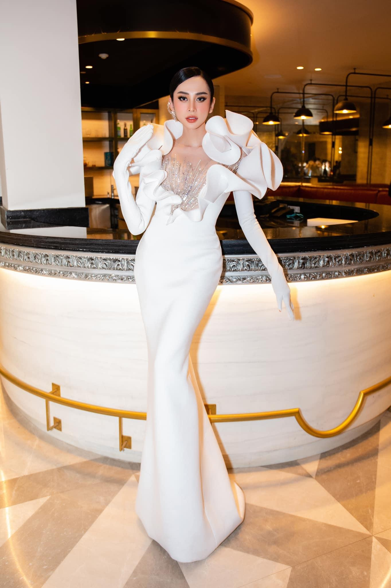 Mới đây, người đẹp chuyển giới Lương Mỹ Kỳ gây sự chú ý khi diện bộ váy đuôi cá màu trắng với phom dáng lộng lẫy và cầu kỳ. Mới đây, người đẹp chuyển giới Lương Mỹ Kỳ gây sự chú ý khi diện bộ váy đuôi cá màu trắng với phom dáng lộng lẫy và cầu kỳ.