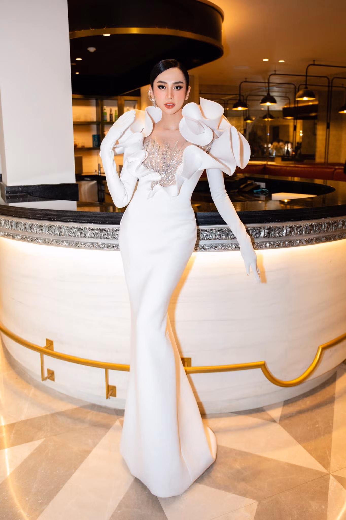 Mới đây, người đẹp chuyển giới Lương Mỹ Kỳ gây sự chú ý khi diện bộ váy đuôi cá màu trắng với phom dáng lộng lẫy và cầu kỳ.