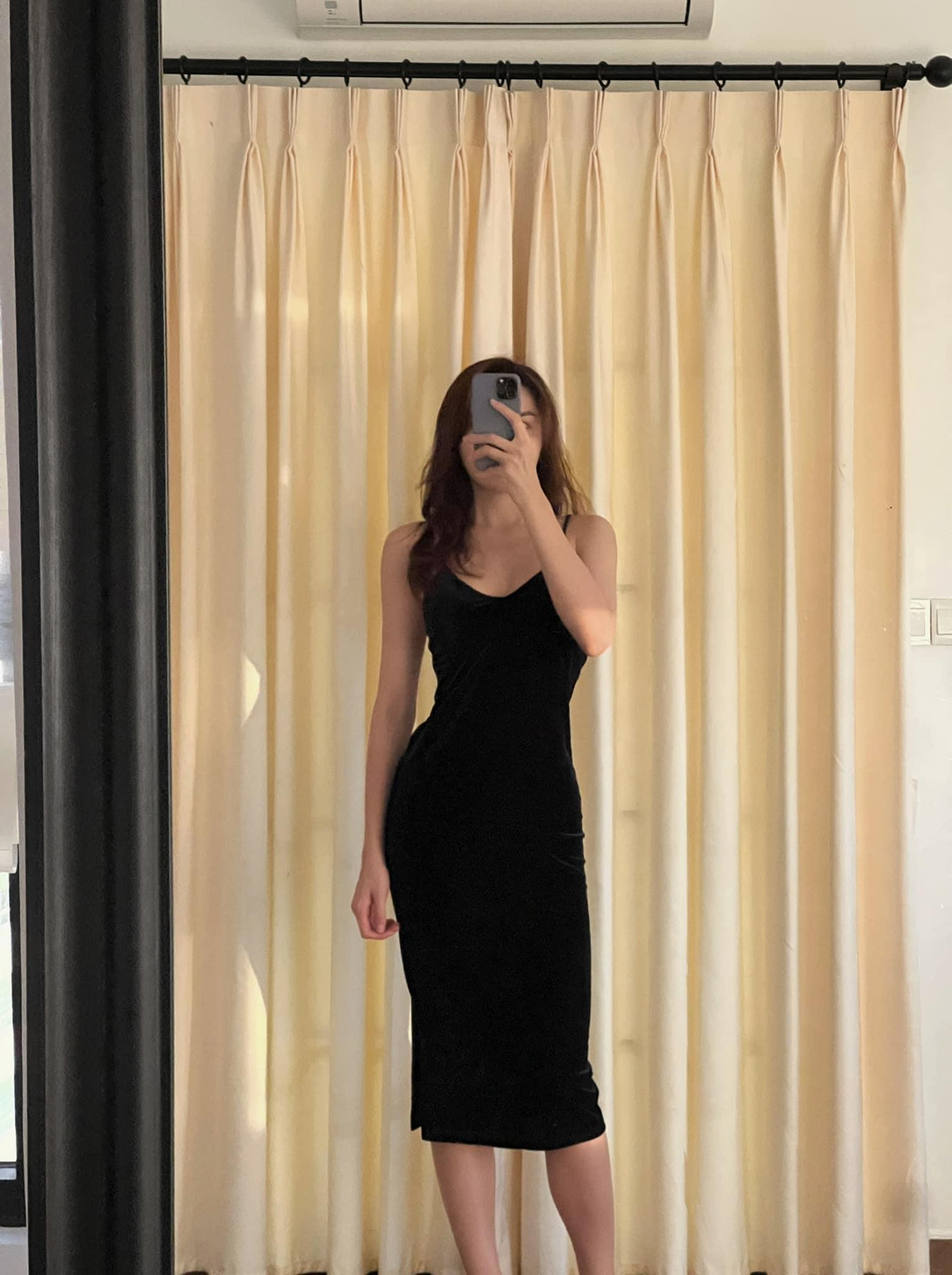 Hoa hậu Kỳ Duyên mặc đầm đen bó sát khoe đường cong chữ S.