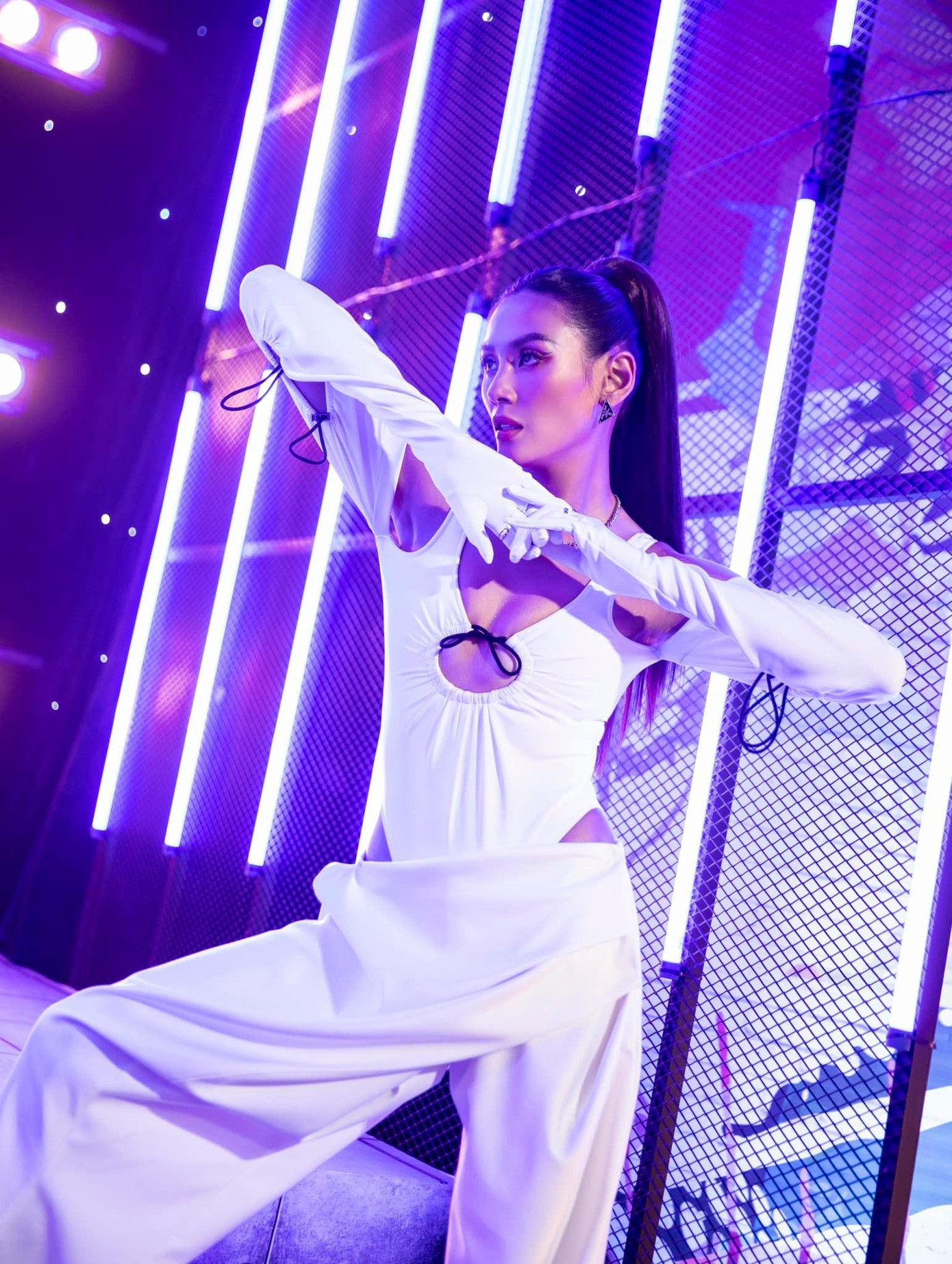 Thiết kế với chi tiết khoét vòng 1 táo bạo và sexy.