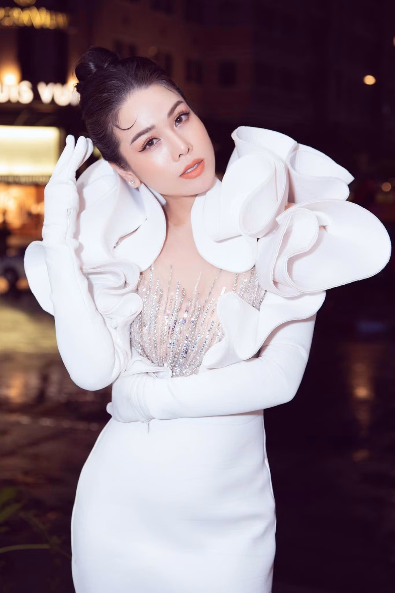 Nữ ca sĩ Nhật Kim Anh cũng đã 'phải lòng' thiết kế lộng lẫy và sang trọng này.