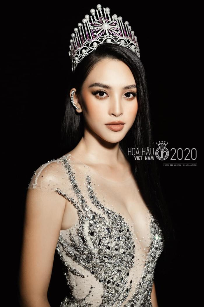 Để trao lại vương miện cho người kế nhiệm, Hoa hậu Tiểu Vy đã có sự chuẩn bị vô cùng chuyên nghiệp và kỹ lưỡng.