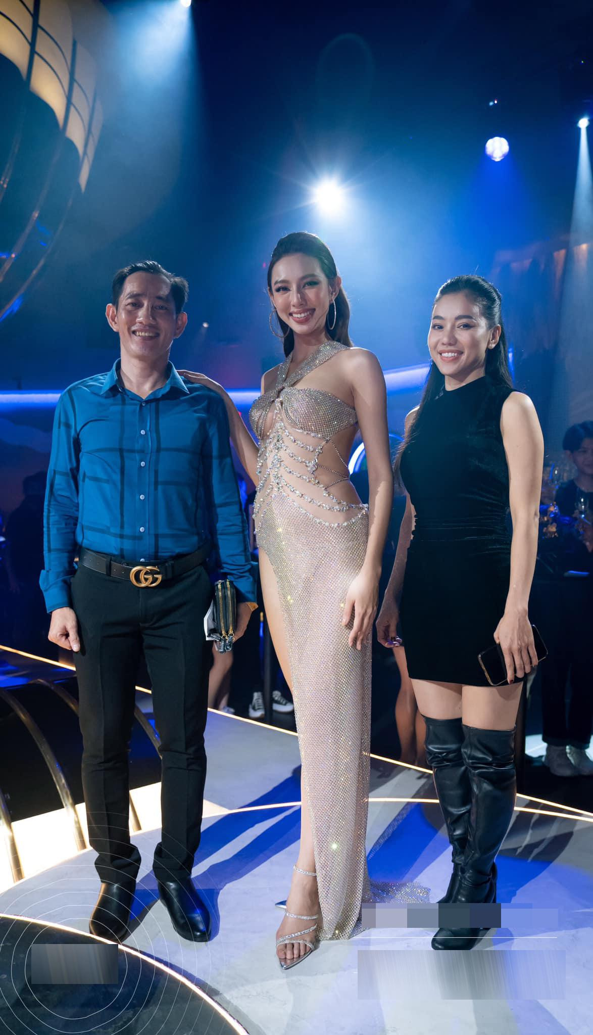 Tuy không có chiều cao nổi trội nhưng bù lại thân hình săn chắc và body nóng bỏng giúp Thùy Tiên 'cân đẹp' những thiết kế hở bạo.