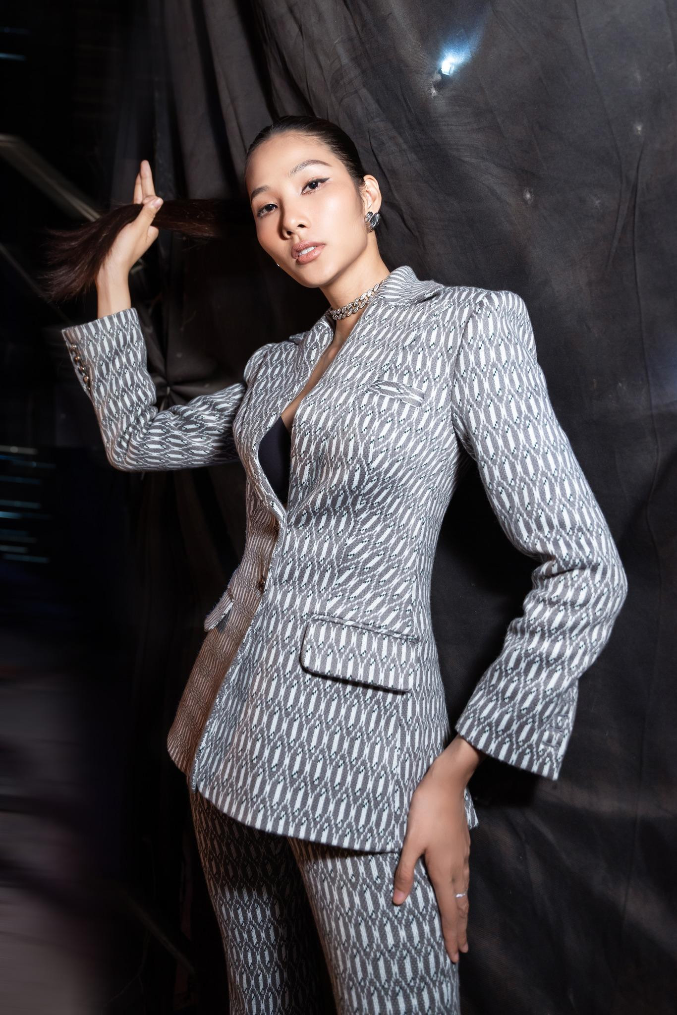 Á hậu Hoàng Thuỳ diện bộ suit hoạ tiết lạ mắt khoe vẻ đẹp thanh lịch.