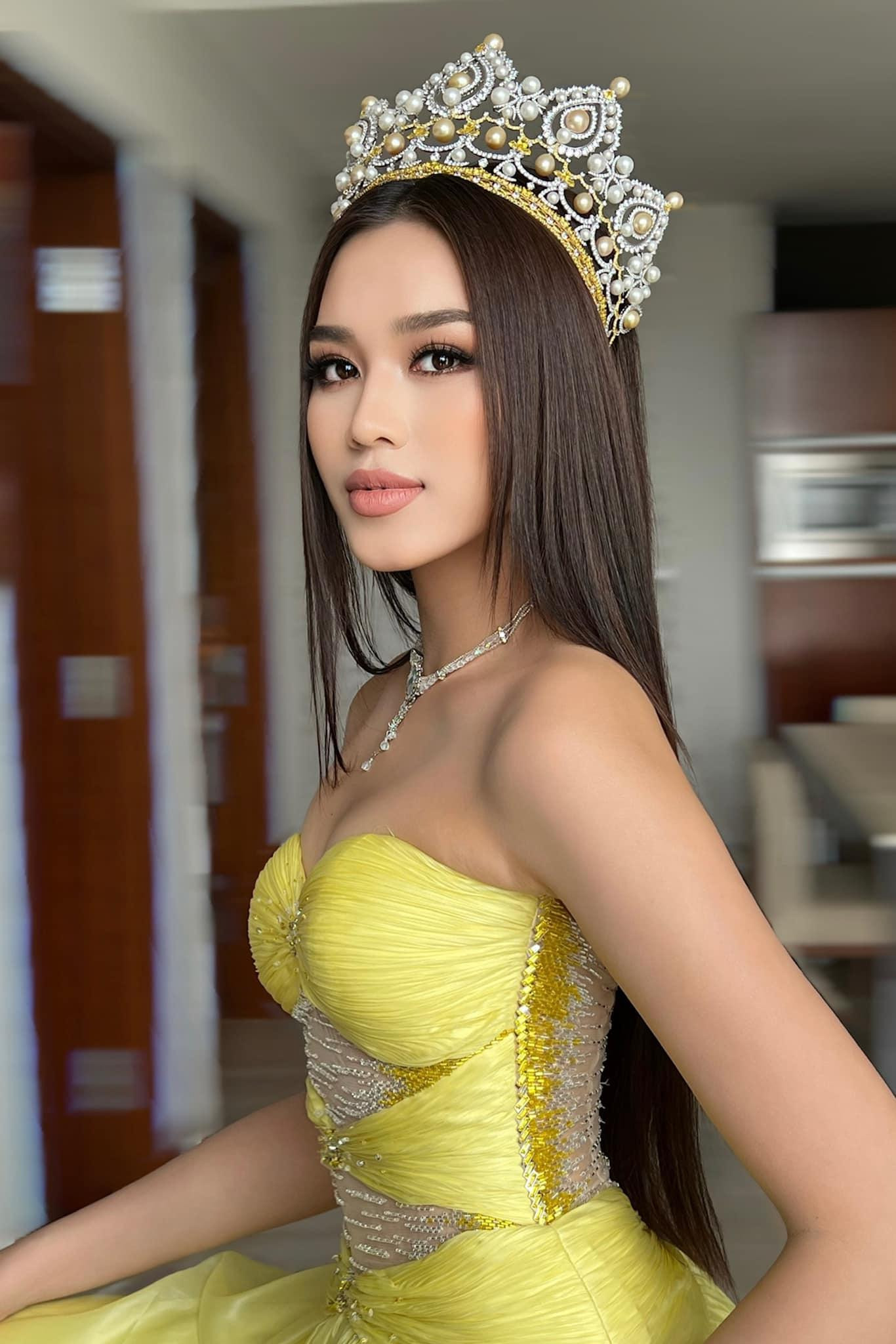 Thiết kế cúp ngực giúp nàng hậu xứ Thanh khoe bờ vai thon thả, nuột nà.