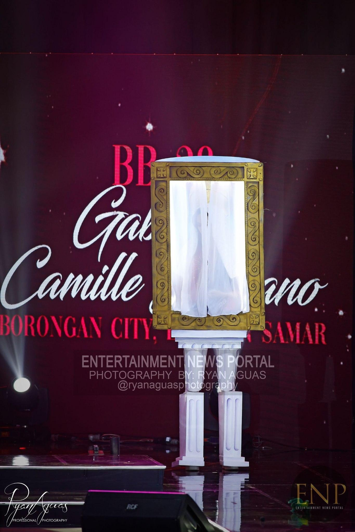 Trong đó, bộ trang phục của người đẹp mang số báo danh 28 đang gây sốt trên mạng xã hội khi cô mô phỏng một bức tranh nổi tiếng tại Philippines. Bộ trang phục với phần trên mô phỏng một chiếc khung tranh với phần rèm được che kín. Phần dưới mô tả hai chiếc cột để làm bệ đỡ cho bức tranh.