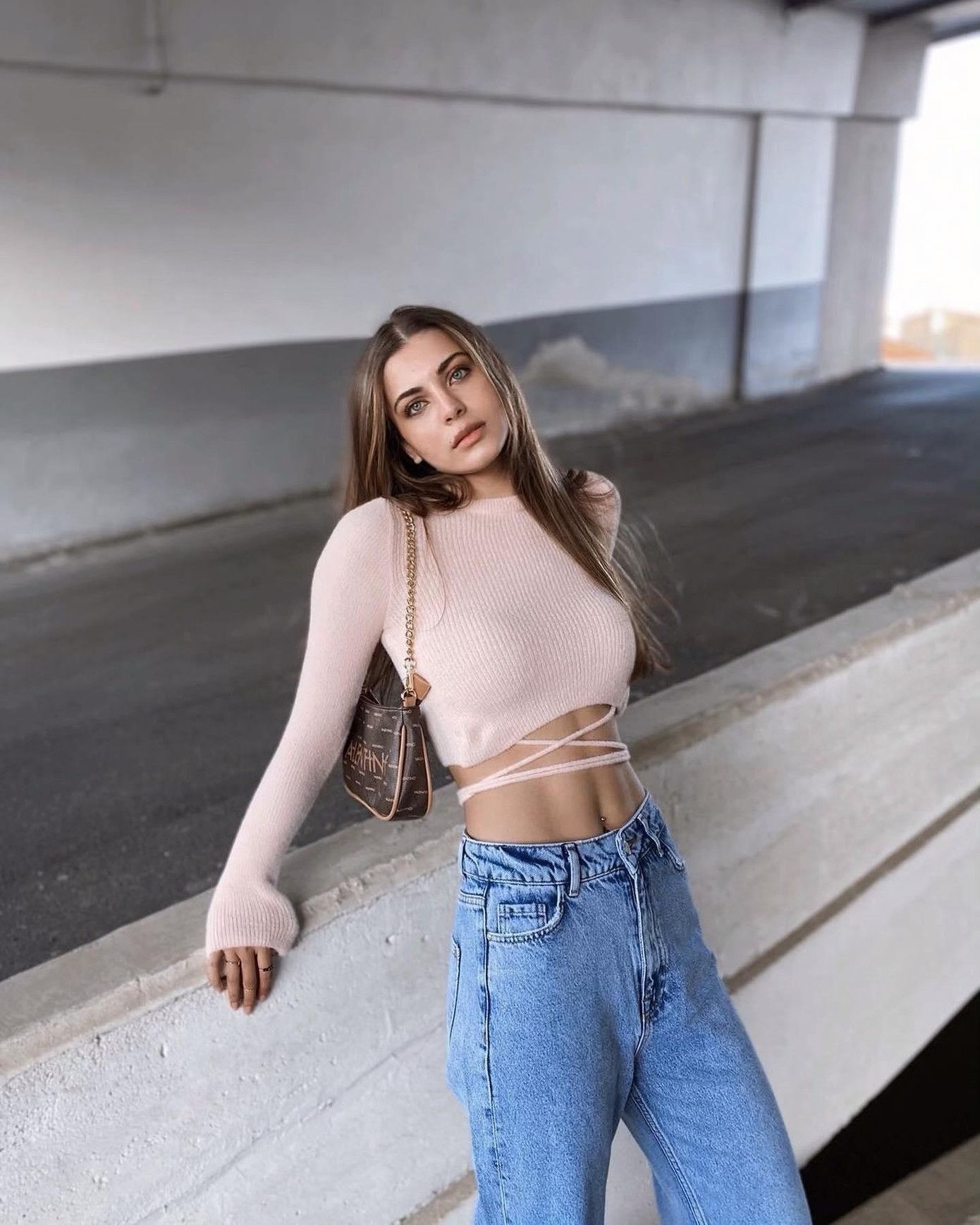 Ngoài đời, Şira Sahilli có gu thời trang cá tính và quyến rũ.