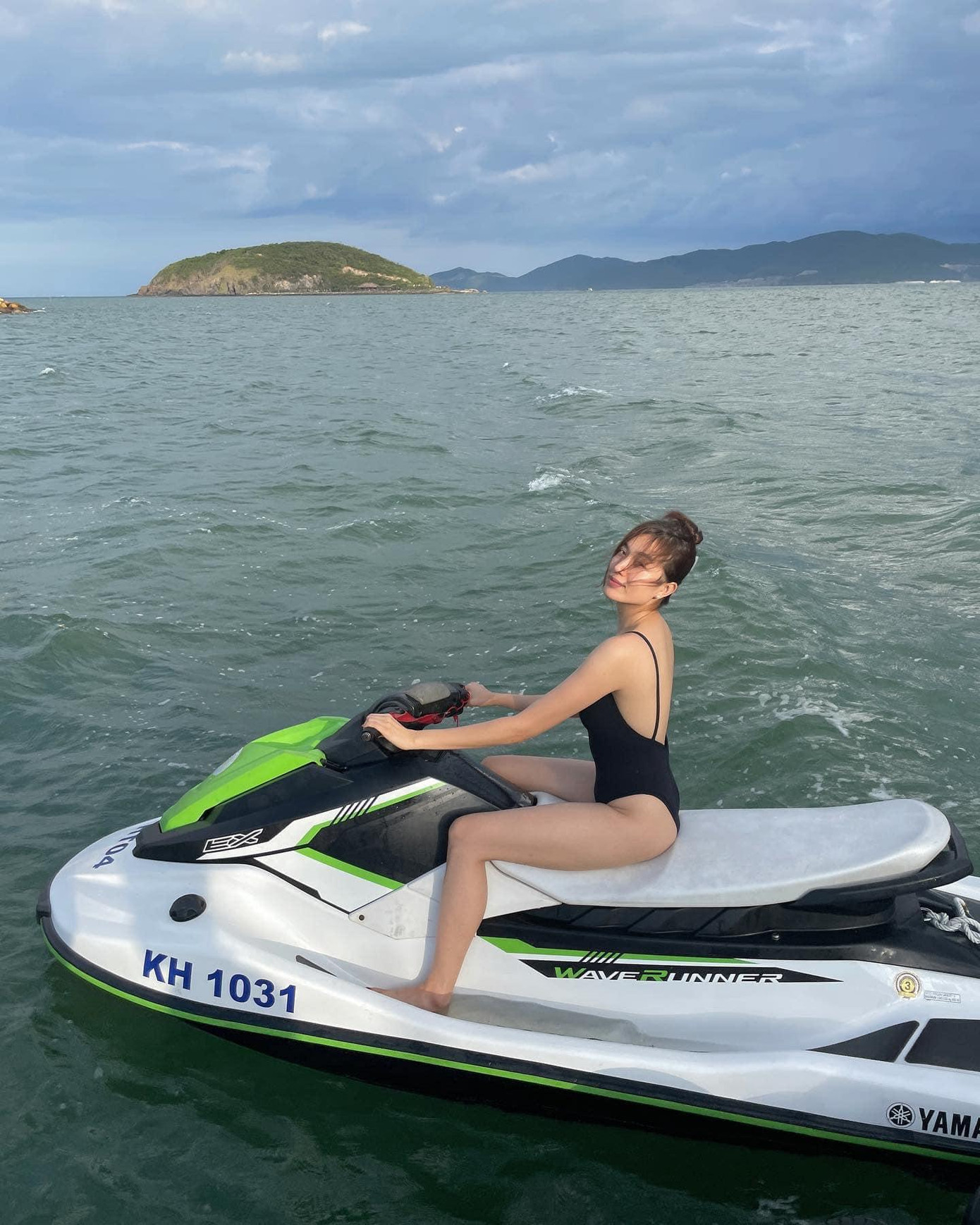 Á hậu Lệ Hằng mặc áo tắm đơn sắc màu đen khoe dáng nóng bỏng khi đi mô tô nước trên biển.