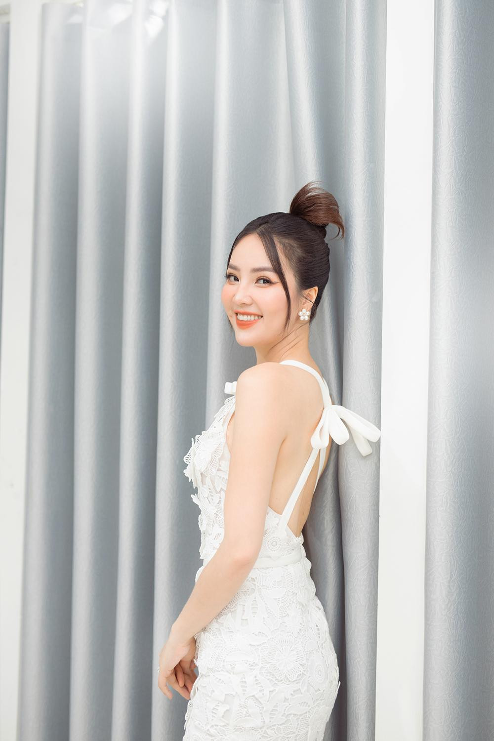 Mặc dù gặp sự cố chảy máu chân trong hậu trường, Á hậu Thụy Vân vẫn rạng rỡ và chuyên nghiệp khi lên sóng.