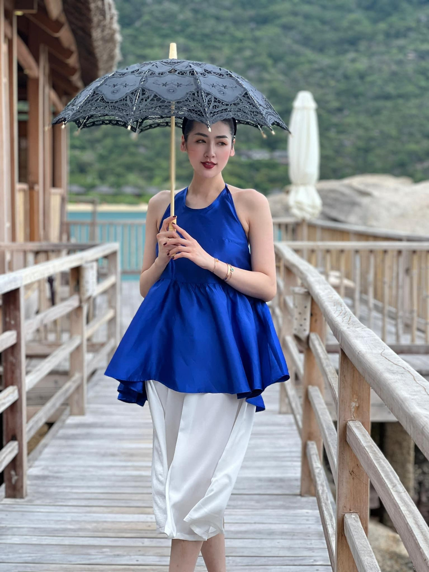 Á hậu Tú Anh diện áo dáng phồng lạ mắt khoe vai trần quyến rũ trên biển. Á hậu Tú Anh diện áo dáng phồng lạ mắt khoe vai trần quyến rũ trên biển.