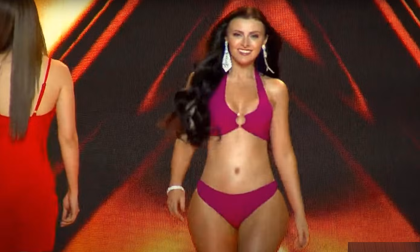 Kate Marie trình diễn bikini trong đêm bán kết Hoa hậu Siêu quốc gia 2022.