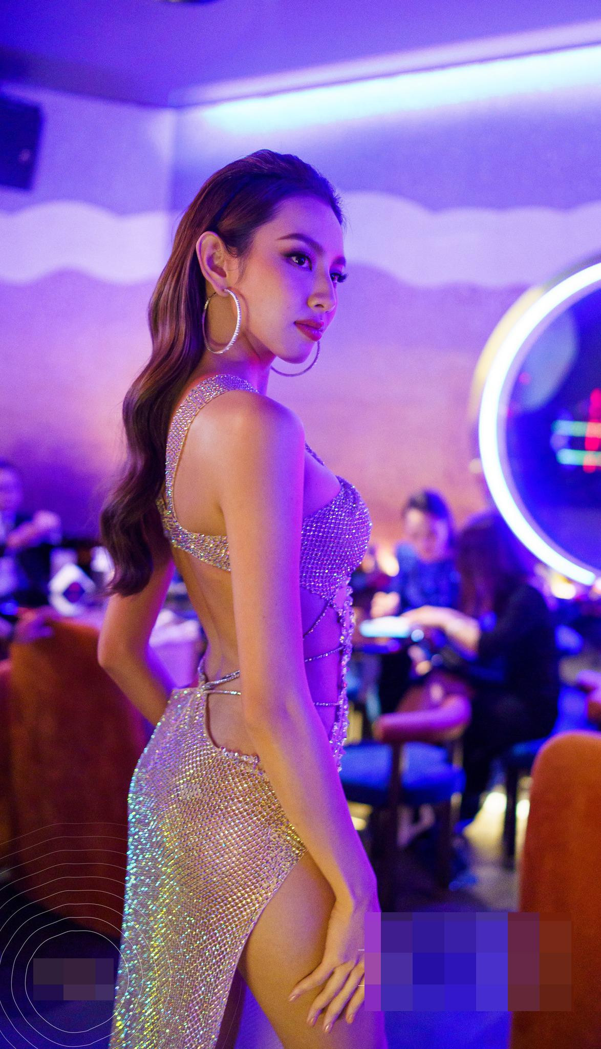 Bộ váy ánh bạc tạo hiệu ứng phản quang lấp lánh trong không gian tối mang lại vẻ kiêu sa cho Thùy Tiên.