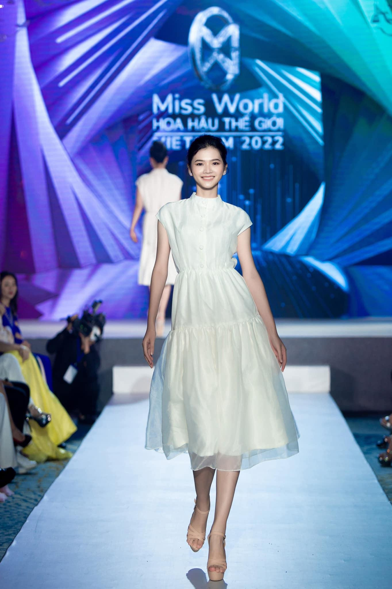 Sau buổi họp báo, các thí sinh sẽ tập luyện để chuẩn bị cho vòng chung kết Miss World Vietnam 2022 sắp tới.