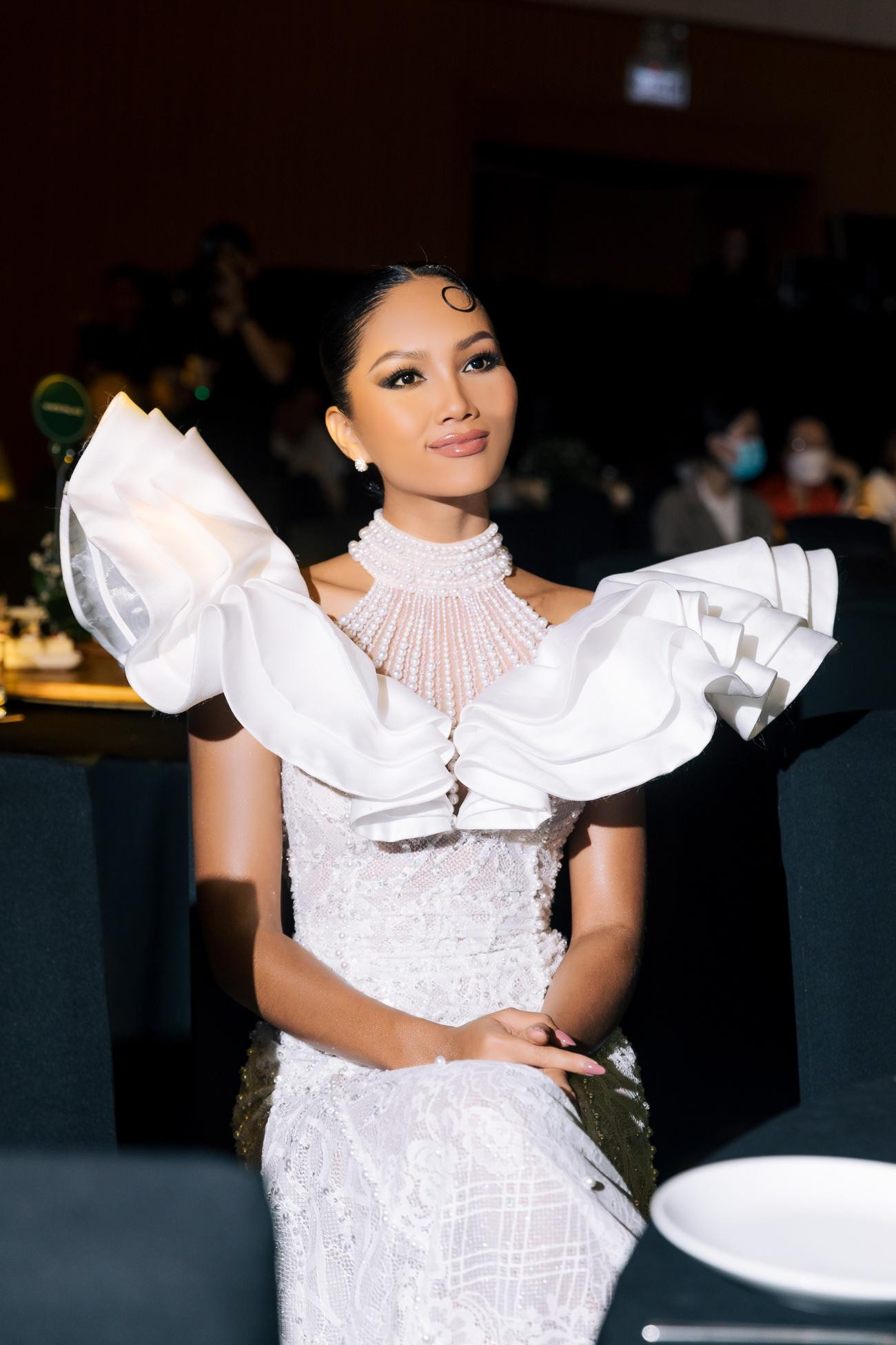 Chi tiết cầu vai xếp ly mô phỏng bông hoa cà phê giúp H'Hen Niê thêm phần lộng lẫy trên ghế giám khảo. Chi tiết cầu vai xếp ly mô phỏng bông hoa cà phê giúp H'Hen Niê thêm phần lộng lẫy trên ghế giám khảo.