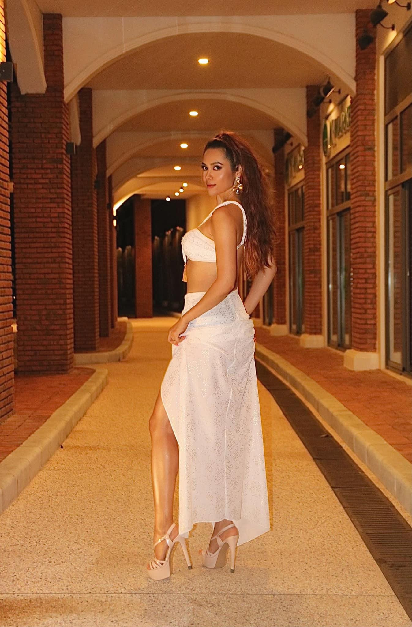 Á hậu Hoàng My khoe dáng nóng bỏng với bộ váy cut-out tông màu trắng mang đậm tinh thần mùa hè.