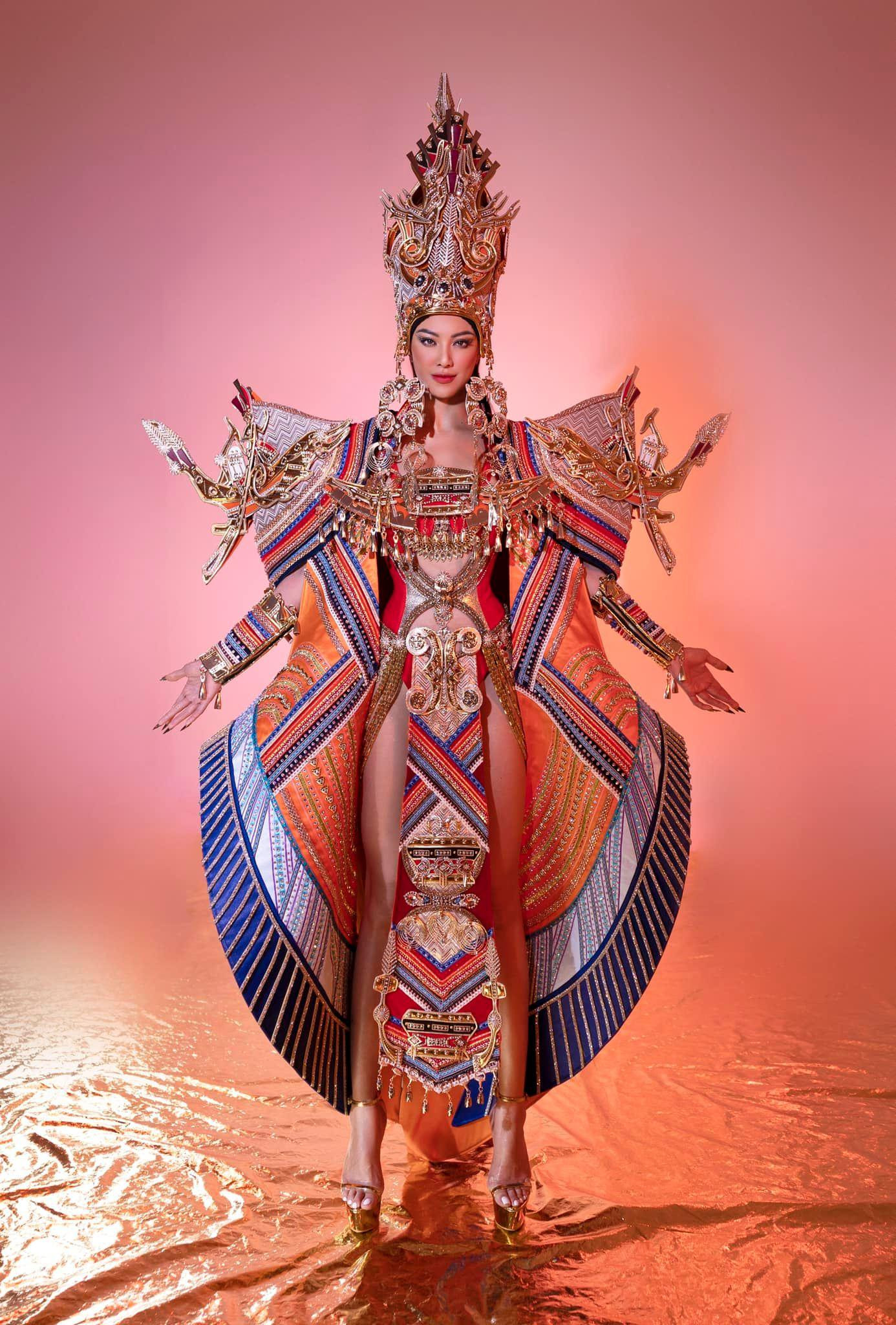 Mới đây, trang phục dân tộc mà Á hậu Kim Duyên mang đến Miss Supranational 2022 đã chính thức lộ diện. Thiết kế mang tên Hùng Ca Biển Cả, là câu chuyện về hành trình xây dựng và phát triển đất nước của con người Việt Nam tự lực tự cường tràn đầy khát khao và hy vọng. Mới đây, trang phục dân tộc mà Á hậu Kim Duyên mang đến Miss Supranational 2022 đã chính thức lộ diện. Thiết kế mang tên Hùng Ca Biển Cả, là câu chuyện về hành trình xây dựng và phát triển đất nước của con người Việt Nam tự lực tự cường tràn đầy khát khao và hy vọng.