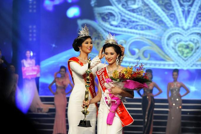 Ngọc Hân diện thiết kế tông màu trắng kín đáo và thanh lịch khi trao lại vương miện cho Hoa hậu Đặng Thu Thảo.