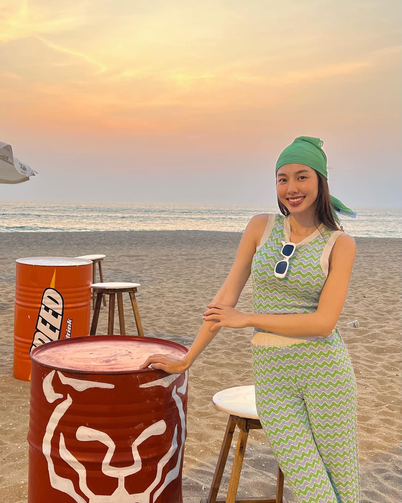 Các trang phục mà cô diện trong chuyến đi này đều khá đơn giản, có màu sắc trang nhã mà không quá cầu kỳ và sành điệu như các chuyến công tác trước đây. Các trang phục mà cô diện trong chuyến đi này đều khá đơn giản, có màu sắc trang nhã mà không quá cầu kỳ và sành điệu như các chuyến công tác trước đây.