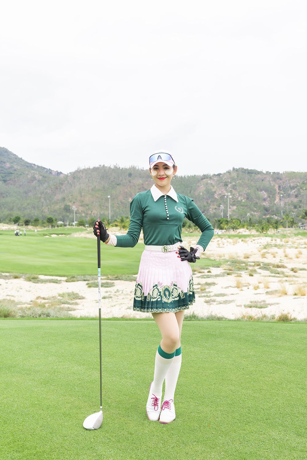 Người đẹp Áo dài HHVN 2018 Lê Thanh Tú cũng tham dự giải đấu. Cô đã có kinh nghiệm tham gia nhiều giải golf trước đó.