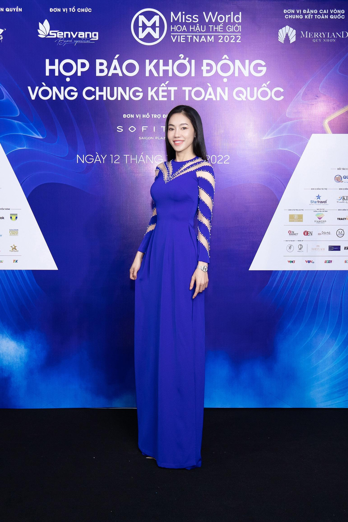 Phạm Kim Dung - chủ tịch Miss World Vietnam góp mặt tại thảm đỏ với chiếc áo dài mang tone xanh sarphie thanh lịch.