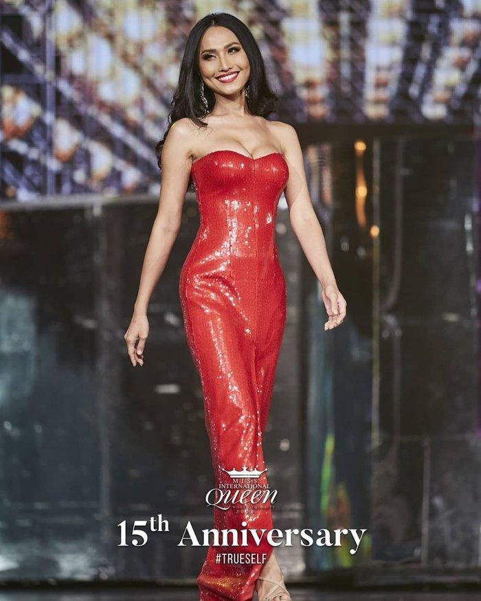 Tại cuộc thi Hoa hậu chuyển giới quốc tế 2019 ở Thái Lan, người đẹp Bùi Đình Hoài Sa cũng ghi điểm khi cho người đẹp Mỹ mượn bộ đầm dạ hội cầu kỳ, lộng lẫy.