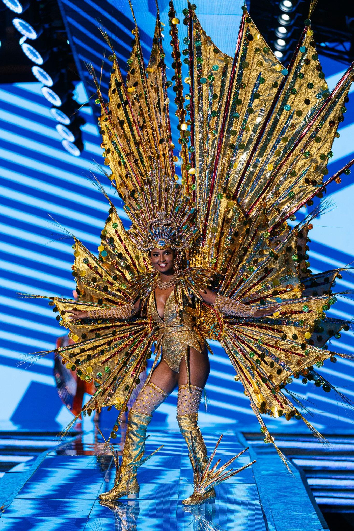 Trang phục của người đẹp Trinidad &amp; Tobago khiến nhiều người trầm trồ vì quá kỳ công, lộng lẫy.